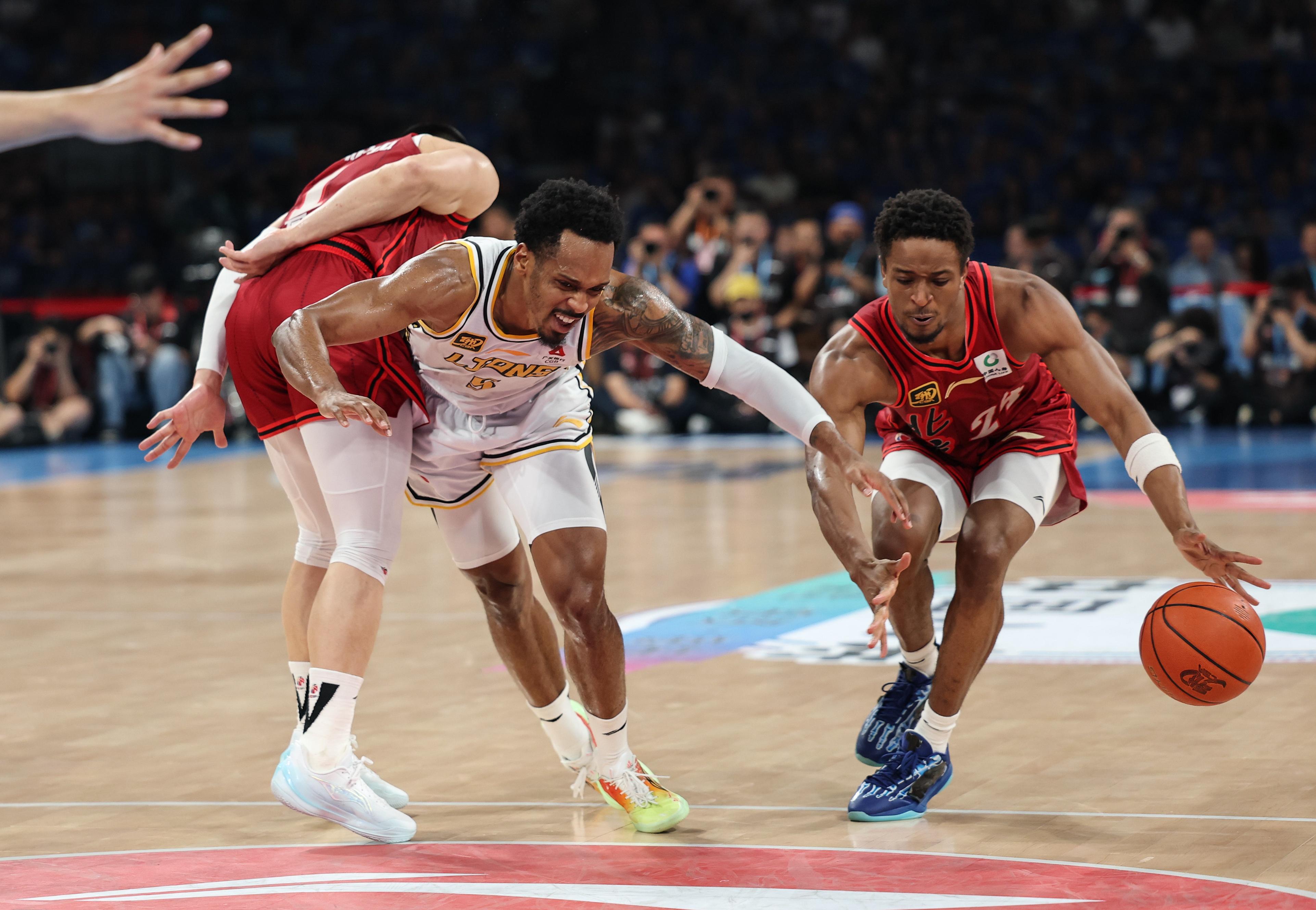 包含布鲁克林篮网发布备战花絮,今晚刷新队史纪录,亚冠任务艰巨,更衣室氛围转暖的词条 包含布鲁克林篮网发布备战花絮,今晚刷新队史纪录,亚冠任务艰巨,更衣室氛围转暖的词条